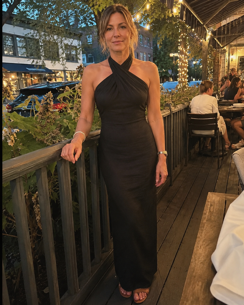 Customer photo: the Noelle dress in black on a restaurant terrace in the evening